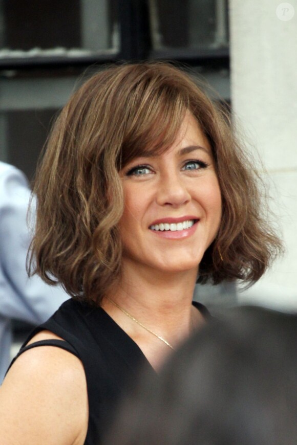 Jennifer Aniston est brunette et adopte le carré sur le tournage du film "Squirrels to the Nuts" à New York le 17 juillet 2013.
