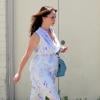 Jennifer Love Hewitt, enceinte, va déjeuner avec une amie au restaurant La Scala avant d'aller faire du shopping à Beverly Hills, le 17 juillet 2013. Quelle jolie robe !