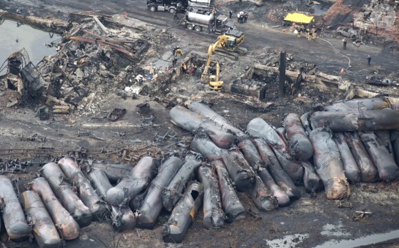 Le 6 juillet 2013 au Québec, dans la ville de Lac-Mégantic, un convoi de 72 wagons-citernes déraillait et ravageait, avec des 8 millions de litres de carburant, une quarantaine d'édifices sur 2 km2. Photo prise le 16 juillet.