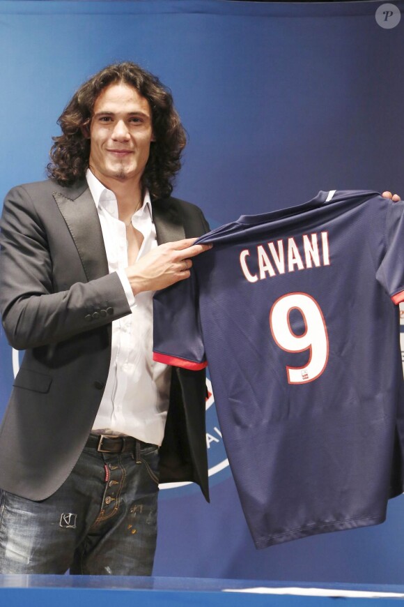 Edinson Cavani - Edinson Cavani en conference de presse au Parc des Princes a Paris le 16 juillet 2013. C'est la premiere recrue du PSG en vue de la saison 2013-2014. Mais quelle recrue ! L'Uruguayen Edinson Cavani s'est engage ce mardi pour cinq ans avec le club parisien. Le montant du transfert de l'attaquant du Napoli, meilleur buteur du Calcio l'an passe (29 buts), avoisinerait les 64 millions d'euros, soit tout simplement le plus gros transfert de l'histoire de la Ligue 1. Son salaire annuel s'eleverait a 10 millions d'euros. France, Paris