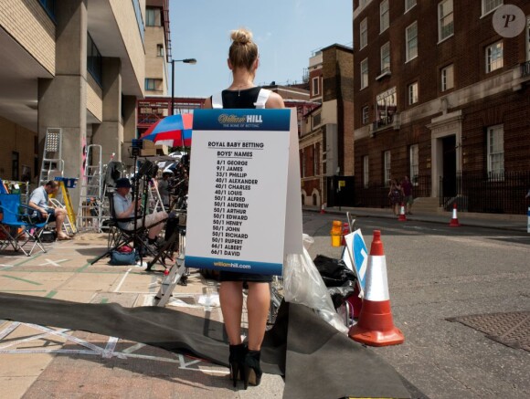 Effervescence devant le St Mary Hospital dans Paddington à Londres, en juillet 2013, dans l'attente de l'accouchement de Kate Middleton