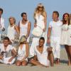 Paris Hilton et ses nouveaux amis les Ch'tis en plein shooting sur une plage de Malibu pour les besoins de l'émission "Les Ch'tis Hollywood", le 19 juillet 2013.