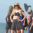 Paris Hilton en plein shooting sur une plage de Malibu pour les besoins de l'émission "Les Ch'tis Hollywood", le 19 juillet 2013.