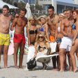 Paris Hilton et les Ch'tis en plein shooting sur une plage de Malibu pour les besoins de l'émission "Les Ch'tis Hollywood", le 19 juillet 2013.