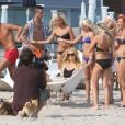 Paris Hilton et les Ch'tis en plein shooting sur une plage de Malibu pour les besoins de l'émission "Les Ch'tis Hollywood", le 19 juillet 2013.