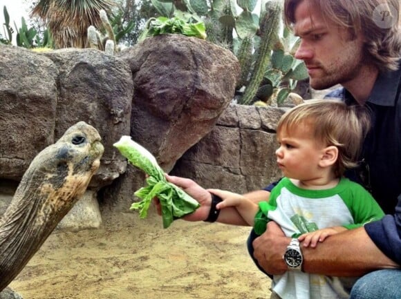 Jared Padalecki et son fils Thomas au zoo de San Diego. Juillet 2013.