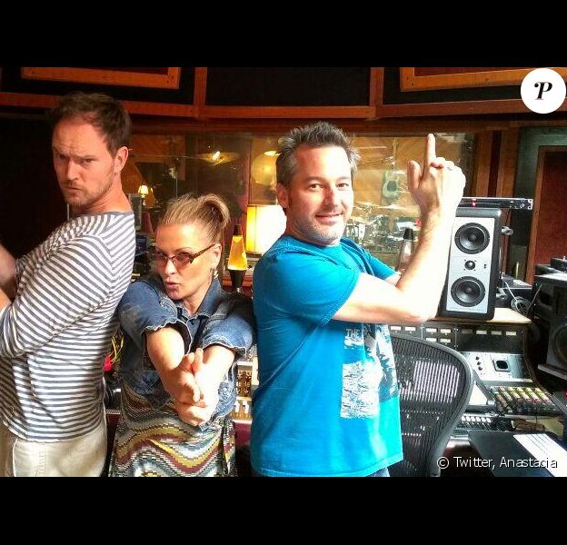 Le 20 juillet, la chanteuse a posté sur Twitter une photo d'elle entourée du musicien et compositeur britannique, Jamie Hartman, et du producteur John Fields. Un cliché accompagné d'une légende qui révélait que la chanteuse était guérie du cancer du sein.
