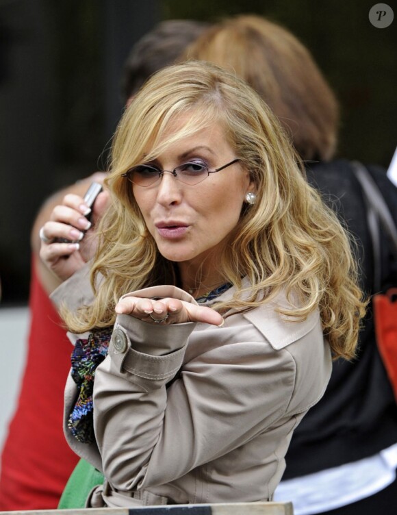 La chanteuse Anastacia à la sortie de studios londoniens. Le 20 juillet 2010 à Londres.