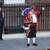 Le crieur public Tony Appleton proclame devant l'aile Lindo de l'hôpital St Mary à Londres, un peu avant 21 heures le 22 juillet 2013 et quelques minutes après l'émission du communiqué royal, la naissance du prince de Cambridge, premier enfant du prince William et de Kate Middleton.