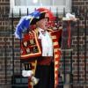 Le crieur public Tony Appleton proclame devant l'aile Lindo de l'hôpital St Mary à Londres, un peu avant 21 heures le 22 juillet 2013 et quelques minutes après l'émission du communiqué royal, la naissance du prince de Cambridge, premier enfant du prince William et de Kate Middleton.