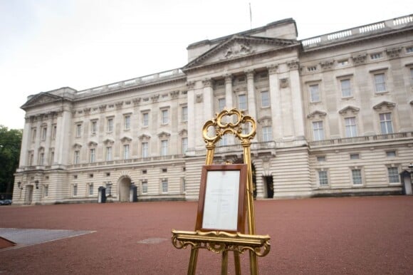 Sur un chevalet dans la cour de Buckingham Palace, le bulletin médical annonçant le 22 juillet 2013 la naissance du prince de Cambridge, premier enfant du prince William et de Kate Middleton.