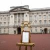 Sur un chevalet dans la cour de Buckingham Palace, le bulletin médical annonçant le 22 juillet 2013 la naissance du prince de Cambridge, premier enfant du prince William et de Kate Middleton.