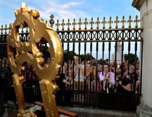 La foule en liesse devant le chevalet disposé dans la cour de Buckingham Palace et présentant le bulletin médical annonçant le 22 juillet 2013 la naissance du prince de Cambridge, premier enfant du prince William et de Kate Middleton.