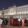 Aux abords de Buckingham Palace, la foule était nombreuse et la fête totale après l'annonce le 22 juillet 2013 la naissance du prince de Cambridge, premier enfant du prince William et de Kate Middleton.