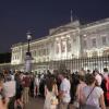 Aux abords de Buckingham Palace, la foule était nombreuse et la fête totale après l'annonce le 22 juillet 2013 la naissance du prince de Cambridge, premier enfant du prince William et de Kate Middleton.