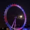 Le London Eye, malgré l'orage, s'est mis aux couleurs de l'Union Jack pour célébrer le 22 juillet 2013 la naissance du prince de Cambridge, premier enfant du prince William et de Kate Middleton.
