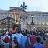 Une foule très nombreuse s'est massée devant Buckingham Palace le 22 juillet 2013 pour découvrir le bulletin officiel et célébrer la naissance du prince de Cambridge, premier enfant du prince William et de Kate Middleton.