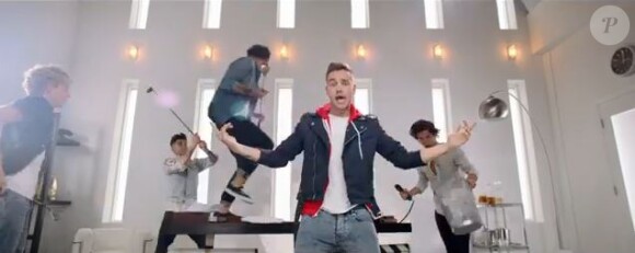 Les One Direction s'amusent à se travestir dans le clip de Best Song Ever, premier extrait de leur 3e opus attendu dans les bacs en décembre 2013.