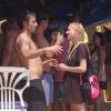 Liam Gallagher profite de la piscine de l'hôtel Pikes, après avoir donné un concert la veille au Ibiza Rocks. Débarrassé de tout devoir moral et familial, alors qu'il a quitté sa femme, le chanteur semble très intéressé par une femme blonde. Le 18 juillet 2013.