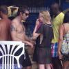 Liam Gallagher sous le soleil d'Ibiza, le 18 juillet 2013. Débarrassé de tout devoir moral et familial, alors qu'il a quitté sa femme, le chanteur semble très intéressé par une femme blonde.