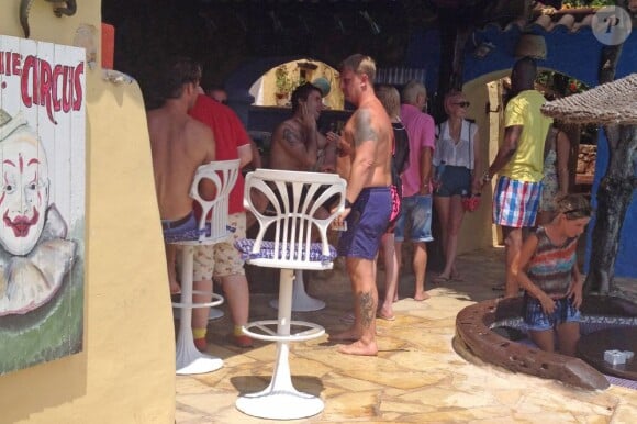 Liam Gallagher profite de la piscine de l'hôtel Pikes, après avoir donné un concert la veille au Ibiza Rocks. Débarrassé de tout devoir moral et familial, alors qu'il a quitté sa femme, le chanteur semble très intéressé par une femme blonde. Le 19 juillet 2013.