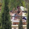 Liam Gallagher profite d'un moment de détente après avoir donné un concert la veille au Ibiza Rocks. Débarrassé de tout devoir moral et familial, alors qu'il a quitté sa femme, le chanteur semble très intéressé par une femme blonde. Le 18 juillet 2013.