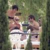 Liam Gallagher profite de la piscine de l'hôtel Pikes, après avoir donné un concert la veille au Ibiza Rocks. Débarrassé de tout devoir moral et familial, alors qu'il a quitté sa femme, le chanteur semble très intéressé par une femme blonde. Le 18 juillet 2013.