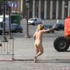Sébastien Patoche, alias Cartman, a relevé son défi : se mettre nu sur la Place de la Concorde à Paris