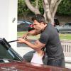 Ben Affleck apprend à sa fille Violet comment laver le pare-brise de leur voiture à Brentwood, le 23 juillet 2013.