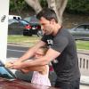 Le comédien Ben Affleck apprend à sa fille Violet comment laver le pare-brise de leur voiture à Brentwood, le 23 juillet 2013.