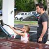 Ben Affleck apprend à sa fille Violet comment laver le pare-brise de leur voiture à Brentwood, le 23 juillet 2013. Une séquence de "car-wash" adorable