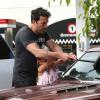 Ben Affleck apprend à sa fille Violet comment laver le pare-brise de leur voiture à Brentwood, le 23 juillet 2013.