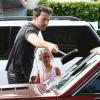 Ben Affleck apprend à sa fille Violet comment laver le pare-brise de leur voiture à Brentwood, le 23 juillet 2013.