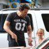 Ben Affleck apprend à sa fille, l'adorable Violet comment laver le pare-brise de leur voiture à Brentwood, le 23 juillet 2013.
