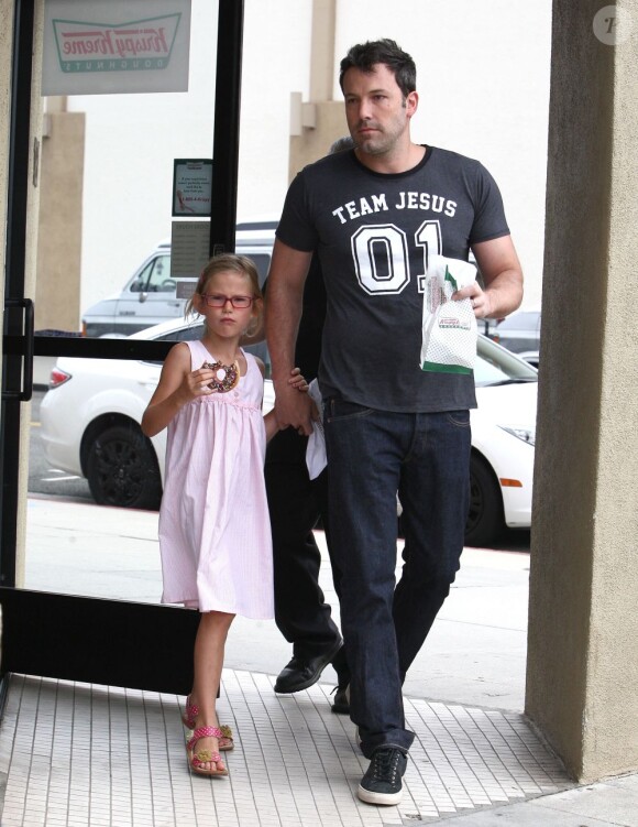 Ben Affleck apprend à sa fille Violet comment laver le pare-brise de leur voiture à Brentwood, le 23 juillet 2013. Il lui a ensuite offert un donuts