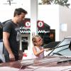 Le comédien Ben Affleck apprend à sa fille Violet comment laver le pare-brise de leur voiture à Brentwood, le 23 juillet 2013.
