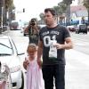 Le comédien Ben Affleck apprend à sa fille Violet comment laver le pare-brise de leur voiture à Brentwood, le 23 juillet 2013.