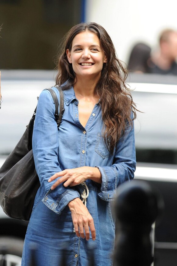 Katie Holmes sur le tournage de son prochain film, Mania Days, à New York. Elle donne la réplique à Luke Kirby. Le 23 juillet 2013.