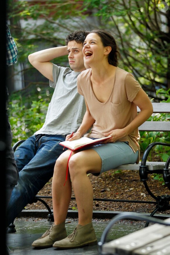 Katie Holmes rit aux éclats sur le tournage de son prochain film, Mania Days, à New York. Elle donne la réplique à Luke Kirby. Le 21 mai 2013.
