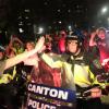 Les Américains fêtent l'arrestation de Dzhokar A. Tsarnaev, suspecté avec son frère Tamerlan , de l'attentat de Boston, le 19 avril 2013.