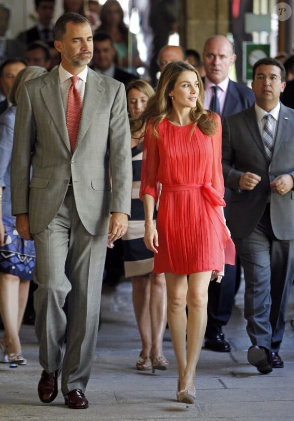 Felipe et Letizia d'Espagne, en robe corail, à l'assemblée annuelle des directeurs de sites de l'Institut Cervantes, le 23 juillet 2013 à Caceres