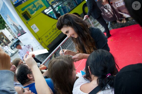 Elizabeth Chambers signe des autographes à l'avant-première de Lone Ranger à Paris, le 24 juillet 2013.