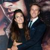 Armie Hammer, tendre amoureux très tactile auprès de sa femme Elizabeth Chambers à l'avant-première de Lone Ranger à Paris, le 24 juillet 2013.