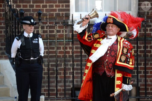 Le crieur public Tony Appleton a fait son show devant la maternité de l'hôpital St Mary de Londres le 22 juillet 2013 pour la naissance du prince George de Cambridge, mais il n'était pas invité !