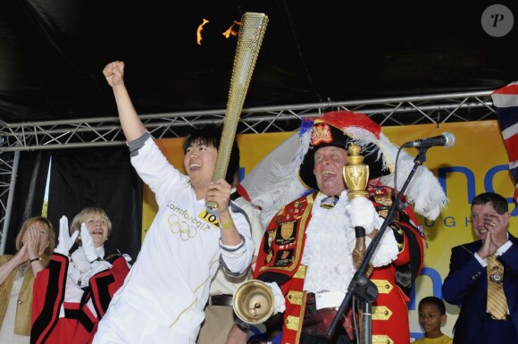 Le crieur public Tony Appleton auprès du pianiste Lang Lang lors du relais de la flamme olympique le 22 juillet 2012 dans l'Essex.