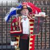 Le crieur Tony Appleton a fait son show devant la maternité de l'hôpital St Mary de Londres le 22 juillet 2013 pour la naissance du prince George de Cambridge, mais il n'était pas invité !