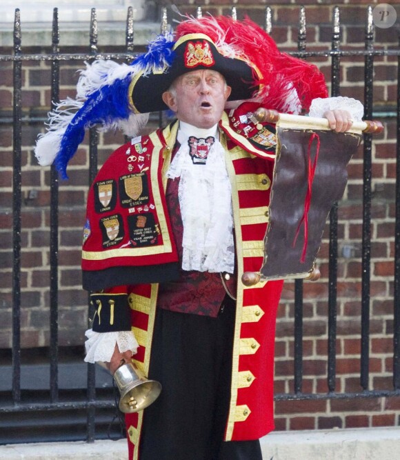 Le crieur Tony Appleton a fait son show devant la maternité de l'hôpital St Mary de Londres le 22 juillet 2013 pour la naissance du prince George de Cambridge, mais il n'était pas invité !