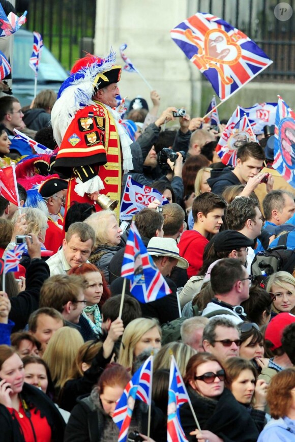 Le crieur Tony Appleton devant Buckingham Palace le 29 avril 2011 lors du mariage du prince William et Kate Middleton.