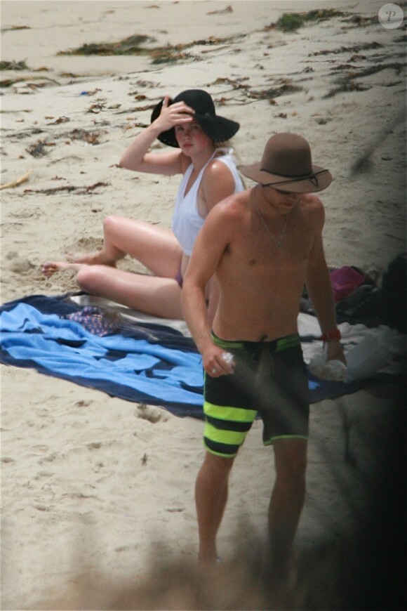 Exclusif - Ireland Baldwin et son petit ami Slater Trout passe du temps sur la plage de Malibu, le 25 juillet 2013.