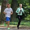 Ireland Baldwin et son petit ami Slater Trout font leur jogging dans Central Park. Ils ont ensuite rejoint le père de Ireland, Alec Baldwin, pour déjeuner à New York, le 23 juillet 2013.